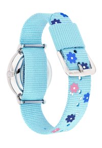 Blaues Stoffarmbanduhr mit pastellfarbenen Blumenmustern, silbernen Beschlägen, rundem Gehäuse und klarem Glasfenster. Strukturiertes Nylonmaterial.