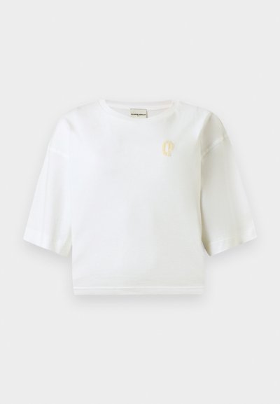 Λευκό κοντό T-shirt με κοντά μανίκια και μικρό κίτρινο κεντημένο γράμμα "P" στο αριστερό στήθος.