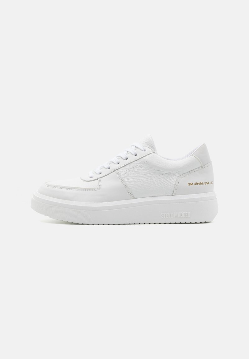 Zapatillas de plataforma blancas hechas de cuero texturizado con un acabado suave, con cordones, una suela elevada y un logo dorado en el talón.