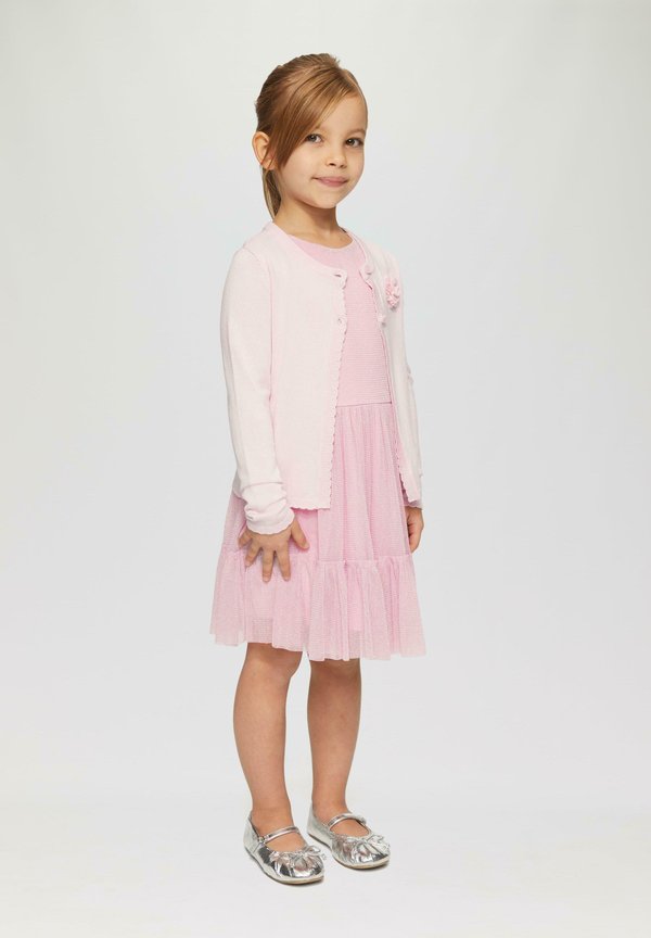 ÄRMELLOSES STUFEN  - Freizeitkleid - zartrosa