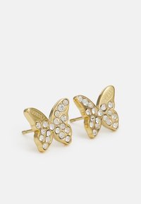 Boucles d'oreilles en or en forme de papillon avec des strass clairs, finition polie et fermoir à tige. Détails texturés sur les ailes.