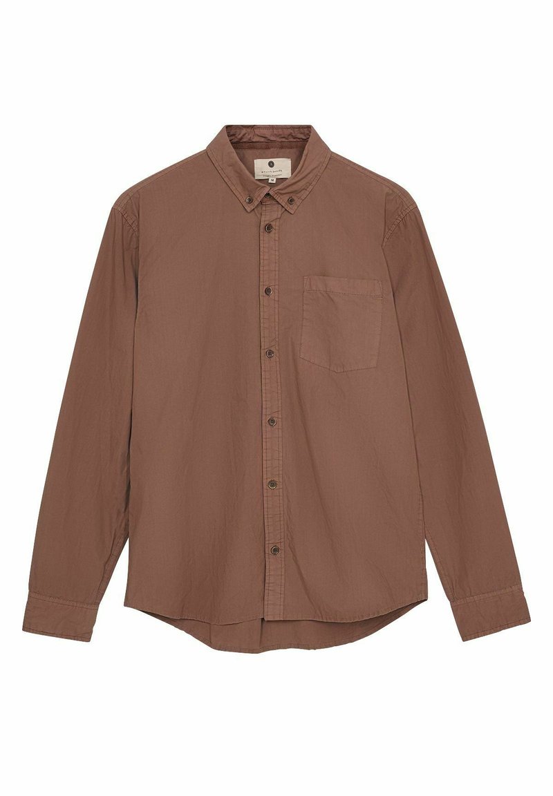 Camisa de botón de manga larga marrón, con cuello, bolsillo frontal y una tela ligeramente texturizada. Los detalles de los botones son más oscuros que la camisa.