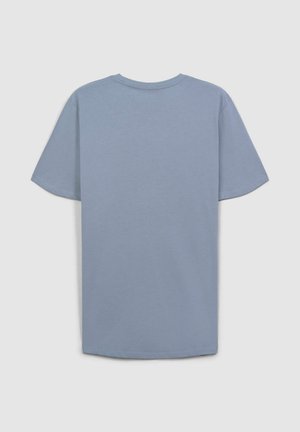 T-shirt azzurro chiaro realizzato in cotone morbido, con collo arrotondato, maniche corte e orlo dritto. Nessun logo o motivo visibile.