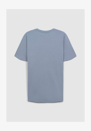 T-shirt azzurro chiaro realizzato in cotone morbido, con collo arrotondato, maniche corte e orlo dritto. Nessun logo o motivo visibile.