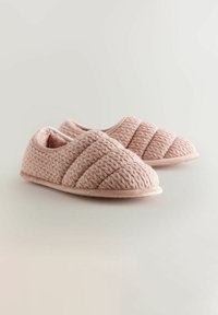 Roze pletene papuče s teksturiranim, kremenim dizajnom i mekim postavom. Zaobljen vrh i obloženi đon za udobnost.