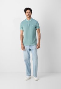 Marc O'Polo SHORT SLEEVE RIB COLLAR AND CUFFS SLITS AT HEM - Polotričko - midnight moss
