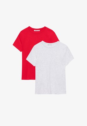 Két egyszerű rövid ujjú, kerek nyakú póló, az egyik piros, a másik világosszürke, egymásra rétegezve, elöl a szürke pólóval.