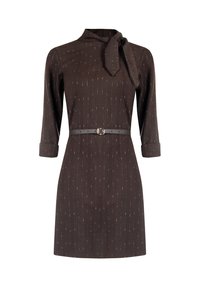 Robe marron avec un col noué, des manches longues, de fines rayures dorées claires, et une taille cintrée avec une ceinture noire ornée d'une boucle circulaire argentée.