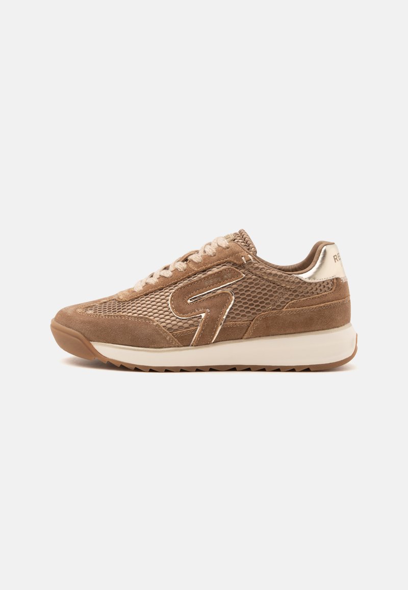 Baskets en daim marron et mesh avec semelle beige clair, lacets beige et logo latéral stylisé, présentées en profil droit sur fond blanc.