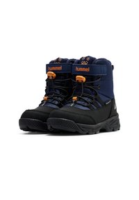 Marinblå och svarta vinterstövlar med orange detaljer, texturerad tyg, vadderad krage och gummisula. Har snörningsdesign för säker passform.