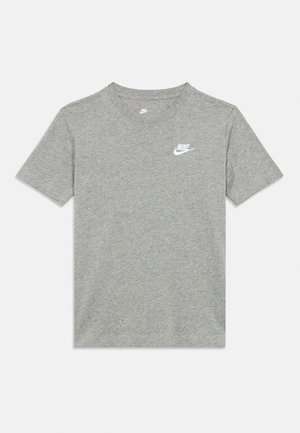Hellgraues Nike T-Shirt mit kurzen Ärmeln, Rundhalsausschnitt und weißem Nike-Logo auf der linken Brust vor einfachem Hintergrund.