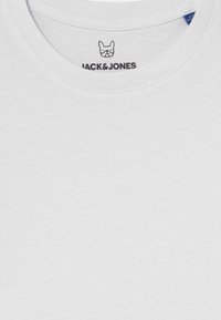 T-shirt bianco in cotone con collo rotondo. L'etichetta interna presenta un logo e il nome del marchio "JACK&JONES" stampati in nero. Texture morbida.