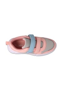 Szare sportowe buty z tkaniny z pastelowymi różowymi i niebieskimi akcentami. Posiadają dwie regulowane paski oraz teksturowany wzór po boku.