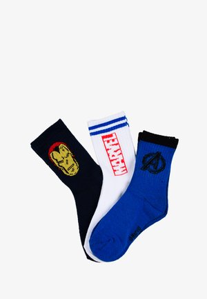 Tre paia di calzini a tema Marvel: neri con il volto di Iron Man, bianchi con il testo Marvel rosso e strisce blu, e blu con il logo degli Avengers in nero.
