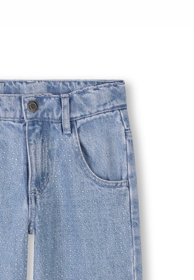 Jeans in denim azzurro chiaro con un motivo texturizzato a piccole nubi in rilievo, una tasca frontale e chiusura a bottone in vita.