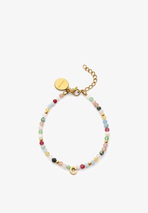 Braccialetto colorato con perline che presenta diverse pietre pastello, accenti dorati e un piccolo ciondolo a forma di lettera in oro, chiuso con un moschettone dorato.