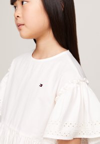 Tommy Hilfiger BRODERIE ANGLAISE DRESS - Kasdienė suknelė - ancient white