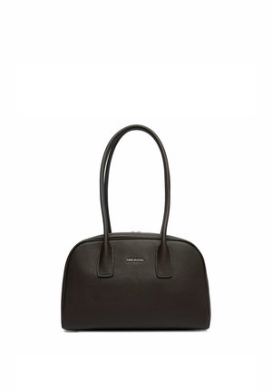 Černá kabelka z texturované kůže s dlouhými uchy a stříbrným logem „GINO ROSSI“ umístěným uprostřed na přední straně.