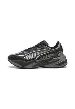 Baskets de sport noires et grises avec empiècements en mesh et synthétiques, semelle épaisse sculptée et fermeture à lacets, vues de côté sur fond blanc.