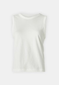 Top blanco sin mangas hecho de algodón suave, con un escote redondo y un corte relajado. Textura suave, diseño sencillo, sin patrones ni acentos.