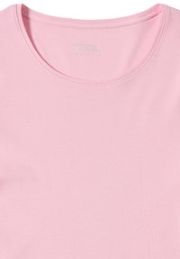 Helles pinkes Kurzarmhemd mit rundem Halsausschnitt. Weicher, glatter Stoff mit einem schlichten, einfarbigen Design. "CECIL"-Logo in Silber über dem Halsausschnitt.