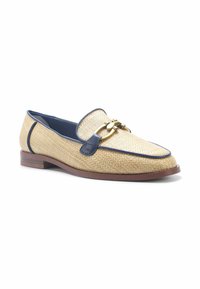 Mocassini intrecciati beige con accenti in pelle blu e dettaglio in oro a forma di morso. Suola piatta marrone, punta tonda e fodera interna liscia.