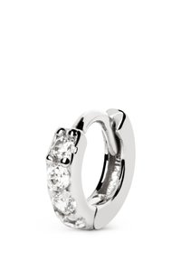 Pendiente de aro de plata que presenta cuatro piedras preciosas redondas y transparentes dispuestas en un diseño curvado, con un acabado pulido y un borde interior suave.
