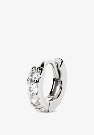 Orecchino a cerchio in argento con quattro gemme rotonde e trasparenti incastonate in un design curvo, finitura lucida con un bordo interno liscio.