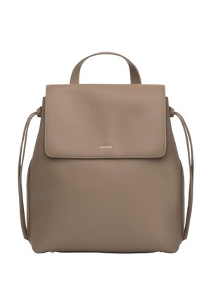 Zaino in pelle taupe con manico superiore, chiusura a patta, sottili spallacci regolabili e piccolo logo "MIRIADE" sulla patta.