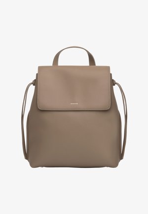 Zaino in pelle taupe con manico superiore, chiusura a patta, sottili spallacci regolabili e piccolo logo "MIRIADE" sulla patta.