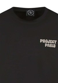 Camiseta de algodón negra con cuello redondo y el texto "PROJECT PARIS" en blanco en el lado izquierdo. Textura suave, corte relajado.