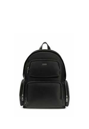 Sac à dos en cuir noir texturé avec poches zippées à l'avant et sur les côtés, poignée supérieure, et logo de la marque Guess sur la poche avant supérieure.