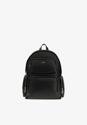 Sac à dos en cuir noir texturé avec poches zippées à l'avant et sur les côtés, poignée supérieure, et logo de la marque Guess sur la poche avant supérieure.