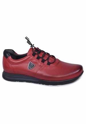 - Sneakersy niskie