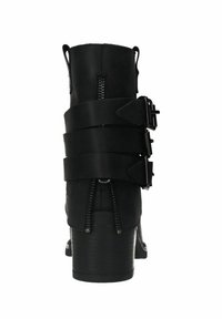 Bottines noires à la finition texturée, avec trois larges sangles, des accents de boucles, et un talon légèrement incurvé. Détail de fermeture éclair à l'arrière.