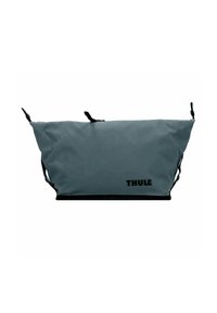 Bolsa rectangular de tela Thule en gris, con cremalleras negras, correas en los lados y el logo de la marca impreso en negro en la esquina inferior derecha.