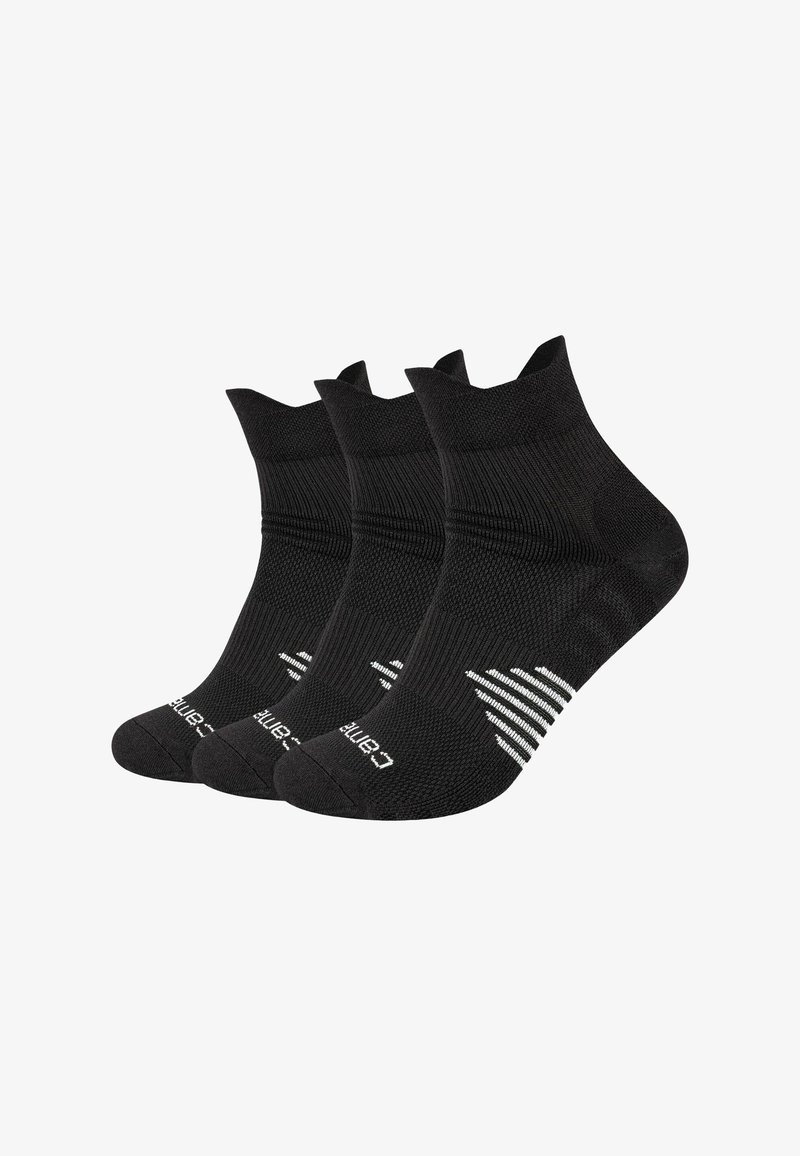 Drei Paar schwarze Knöchelsocken mit geripptem Muster und weißem Markenlogo nahe den Zehen, überlappend auf weißem Hintergrund angeordnet.