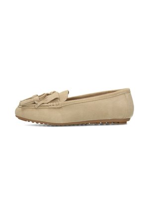 Beige suède loafer met kwastdetail, platte rubberen zool en afgeronde neus, van opzij getoond tegen een witte achtergrond.
