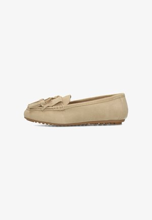 Mocasín beige de ante con detalle de borlas, suela de goma plana y puntera redondeada, mostrado de lado sobre fondo blanco.