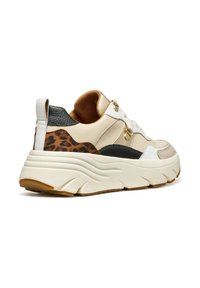 Sneaker chunky con una combinazione di materiali tra cui pelle beige, accenti neri e stampa leopardata. Presentano una suola bianca spessa e dettagli metallici.