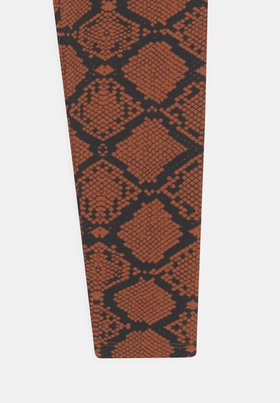 Tecido com padrão de pele de cobra em tons de castanho e preto, apresentando um padrão geométrico em diamante com escamas texturizadas, projetado para um estilo estreito e alongado.