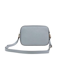 Lyseblå læder crossbody taske med rektangulært form, tynd rem, gyldne metaldetaljer og sort kantning langs kanterne.