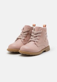Stivali alla caviglia in pelle rosa con lacci texturizzati, occhielli in oro rosa e suola in gomma. Presentano un design ricamato sul lato.