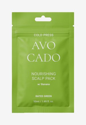 Grön förpackning märkt "AVO CADO Nourishing Scalp Pack med Banan", 50 ml, med slät textur och klar vit text. Kallpressad produkt.