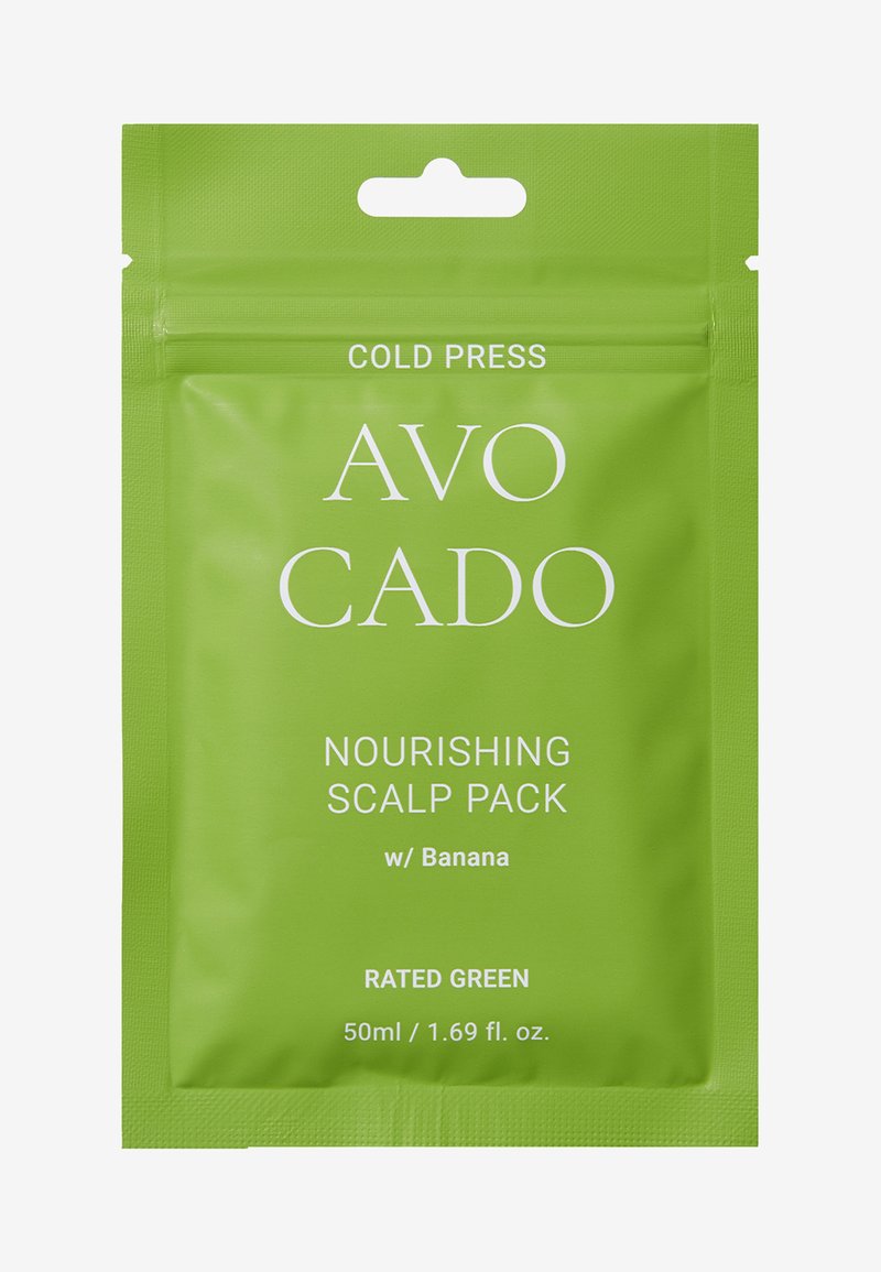 Grön förpackning märkt "AVO CADO Nourishing Scalp Pack med Banan", 50 ml, med slät textur och klar vit text. Kallpressad produkt.