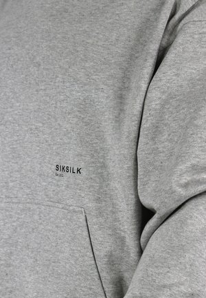 Grijze sweatshirt gemaakt van zacht materiaal met een kangoeroezak en een zwart "SIKSILK" logo met daaronder "Est 2012", geplaatst op de borst.