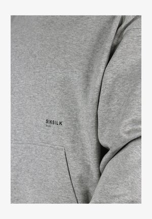Grijze sweatshirt gemaakt van zacht materiaal met een kangoeroezak en een zwart "SIKSILK" logo met daaronder "Est 2012", geplaatst op de borst.
