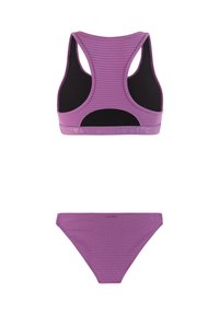 Lila strukturierter zweiteiliger Badeanzug mit Racerback-Oberteil, das eine schwarze Umrandung aufweist, und passende Bikinihose.