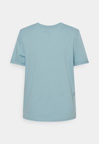 Kortärmad t-shirt i ljusblå bomullstyg; standard rund halsringning; slät textur; enkel design utan synliga mönster eller detaljer.