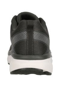 Schwarzer und grauer Mesh-Sportschuh von hinten betrachtet, mit einer weißen Sohle und reflektierenden diagonalen Streifendetails.